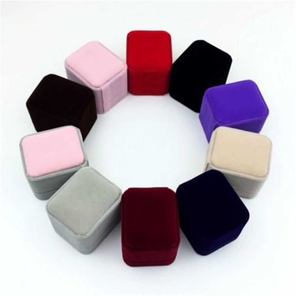 Square Red Engagement Velvet E - Body Jewelry Display recension och pris